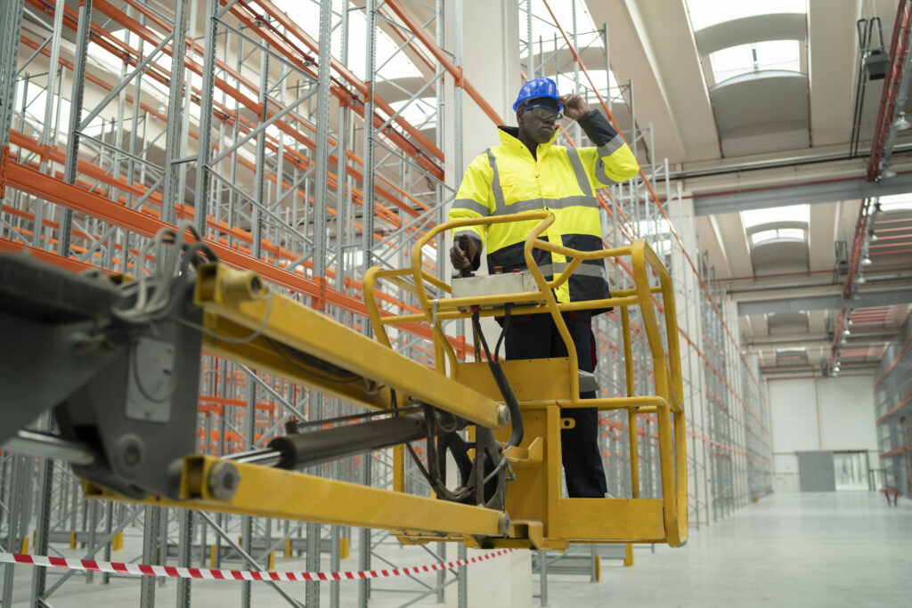 Ingenieure bei ihrer Arbeit im neuen Lagerhaus